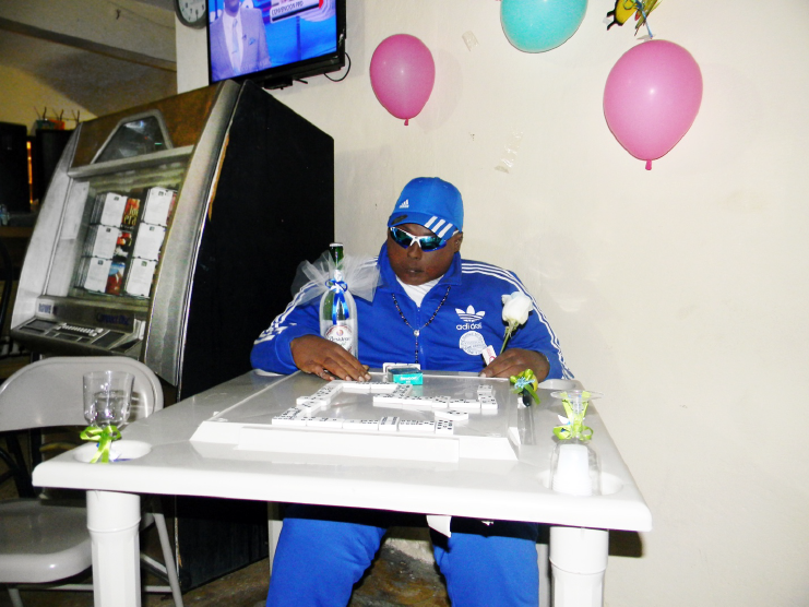 Jomar Aguayo Collazo fue asesinado en San Juan y velado jugando dominó en un bar propiedad de su madre [fotografía]